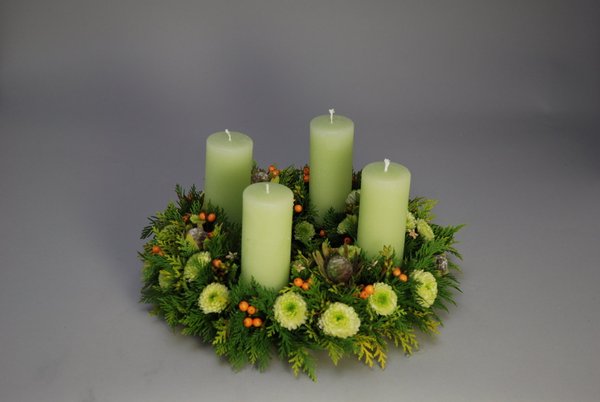 Grosser Adventskranz mit vier Kerzen