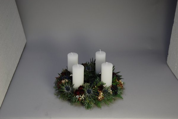 Grosser Adventskranz mit vier Kerzen